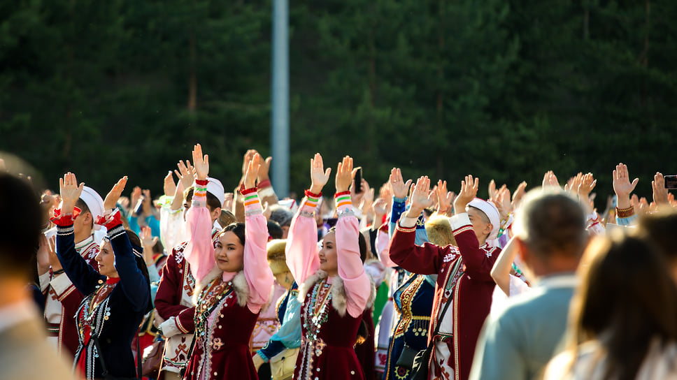 Выступающие артисты в национальных костюмах