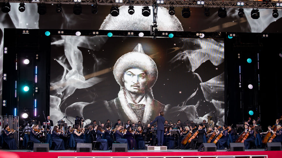 Симфонический оркестр на фоне портера Салавата Юлаева
