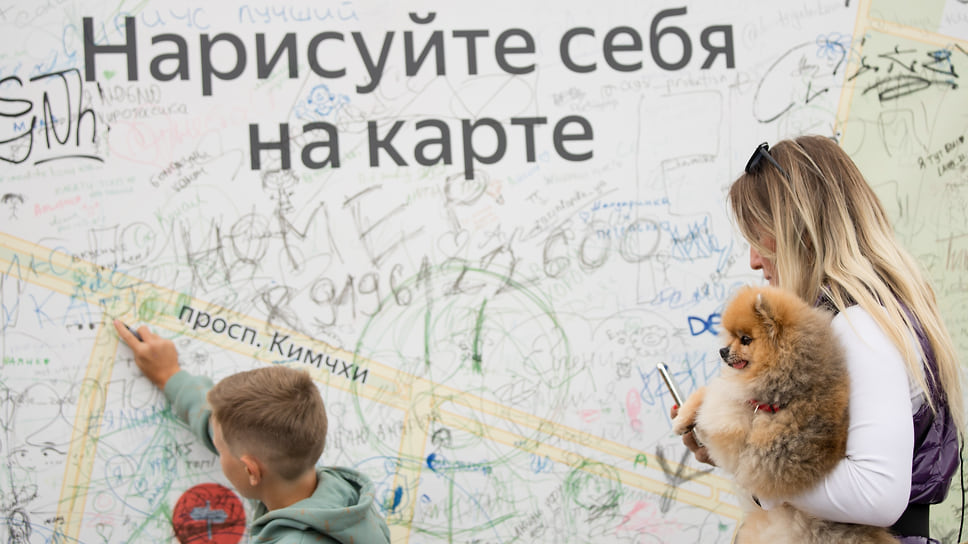 Уфимка с собакой и ребенком возле баннера для рисунков