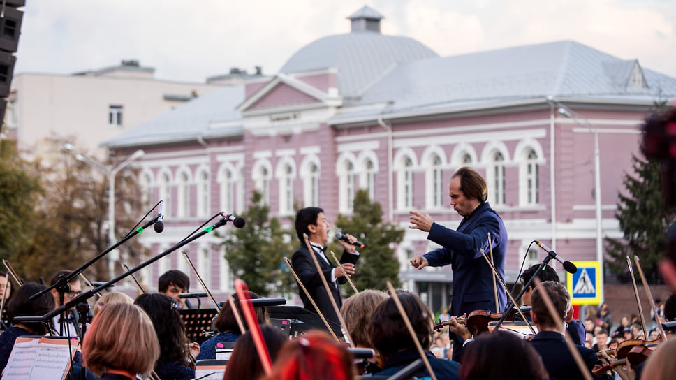 Выступление симфонического оркестра на Советской площади