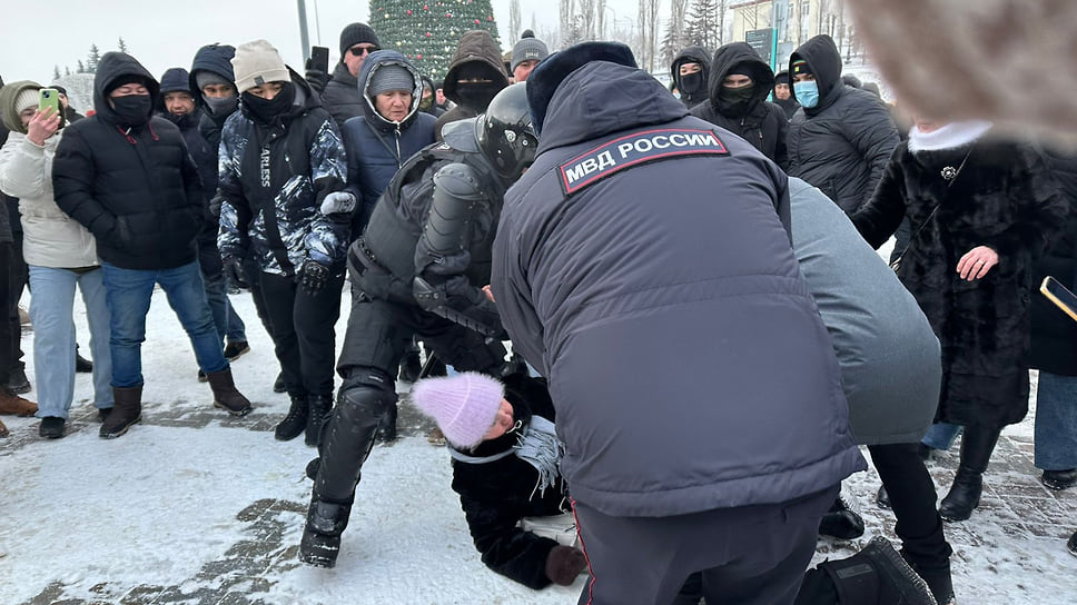 Собравшиеся заявляли, что не делают ничего противозаконного, а только пришли посмотреть на памятник, поплясать и спеть песни. Несмотря на это, во время акции были задержанные