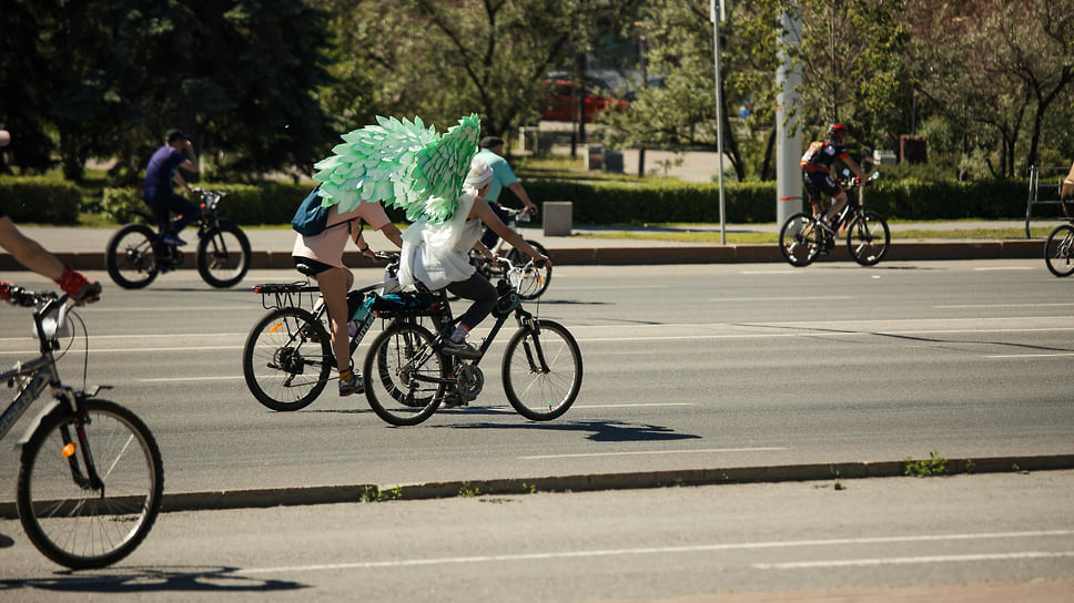 Участница марафона в костюме с крыльями