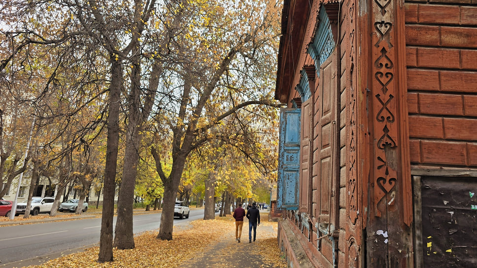 Покрытая листвой улица Коммунистическая в Уфе