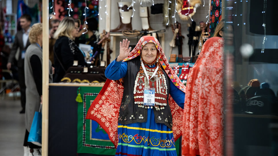 Пожилая женщина в национальном башкирском костюме