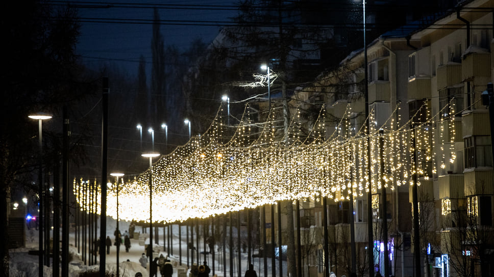 Украшенный огнями сквер «Семейный» возле бывшего кинотеатра «Искра»