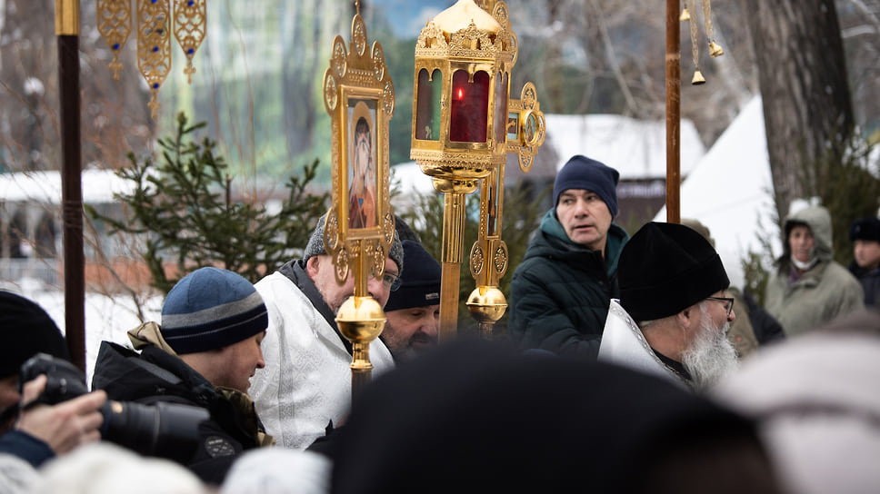 Верующие во время Крестного хода