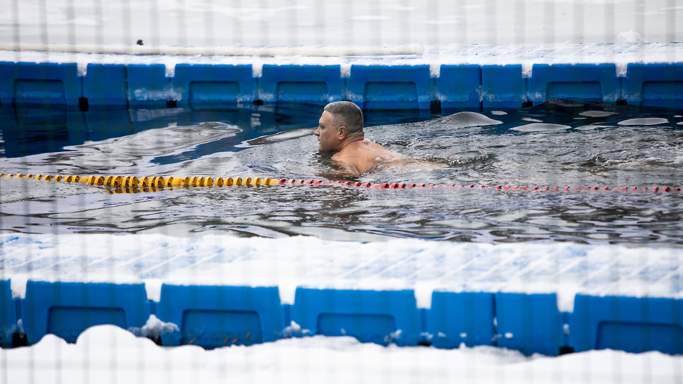 Спортсмен во время заплыва