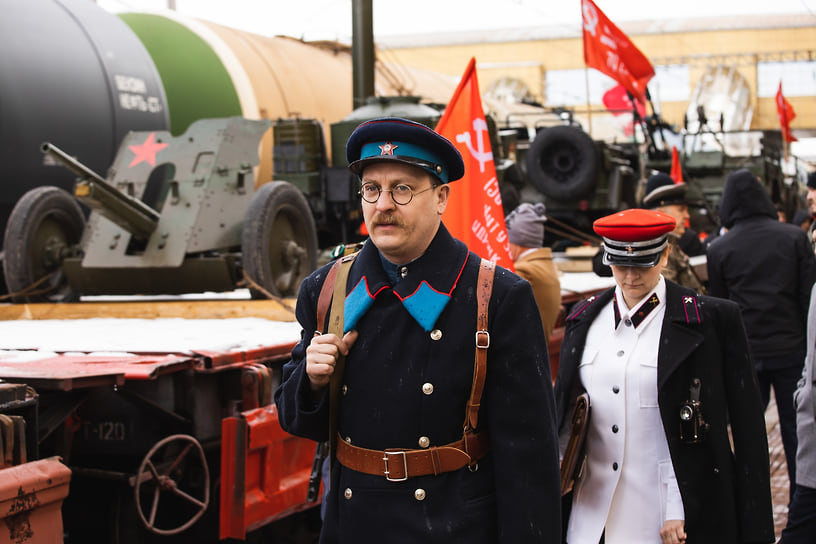 Участники мероприятия в форме военных лет