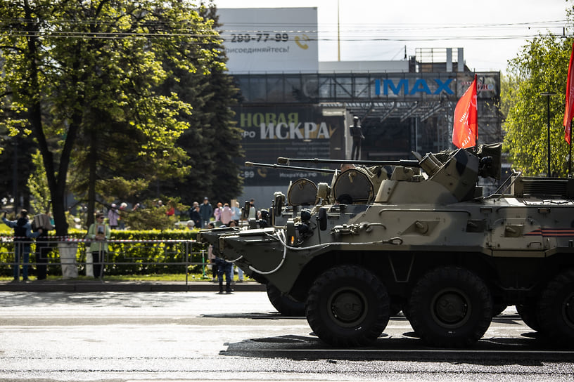 Механизированная колонна с техникой времен войны и современными боевыми машинами