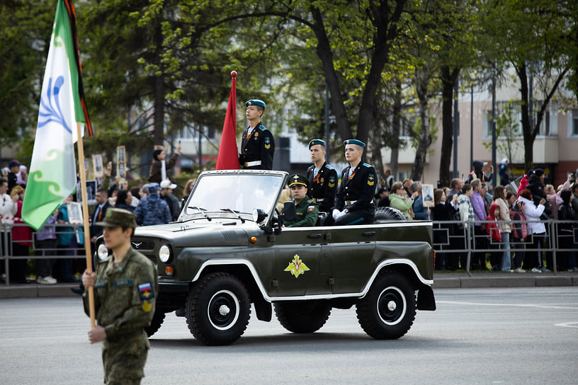 Военнослужащие на автомобиле