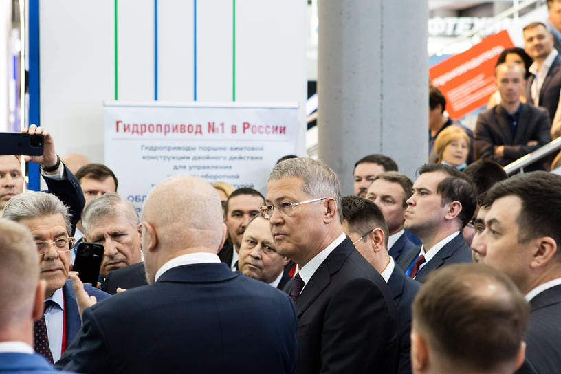 Глава Башкирии Радий Хабиров на обходе выставки