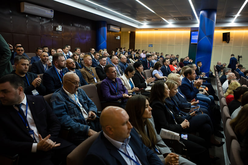 Слушатели пленарного заседания на Российским нефтегазохимическим форуме