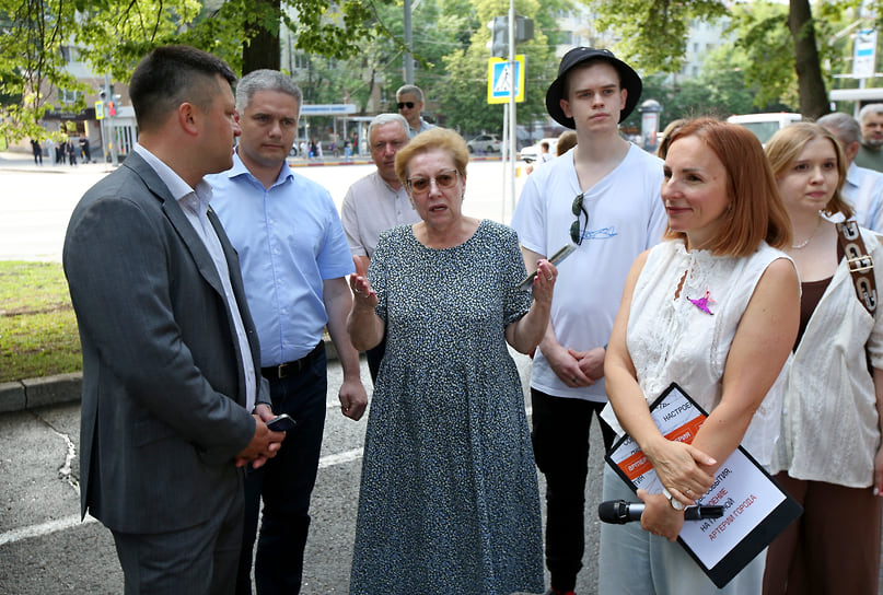 В первом ряду: глава администрации Уфы Ратмир Мавлиев, директор колледжа отраслевых технологий Елена Верещагина и директор по развитию центра «Артерия» Евгения Минибаева