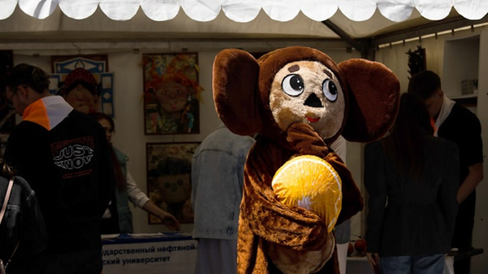 Ростовая кукла в виде Чебурашки на фестивале