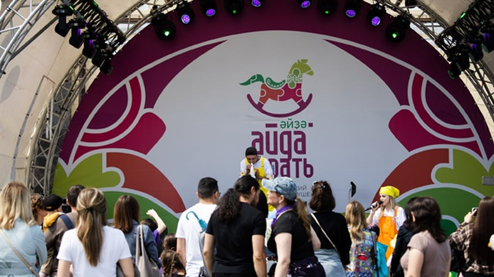 Выступление артистов на фестивале