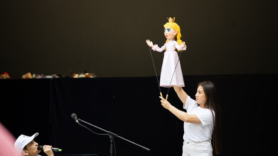 Артистка с кукольным персонажем