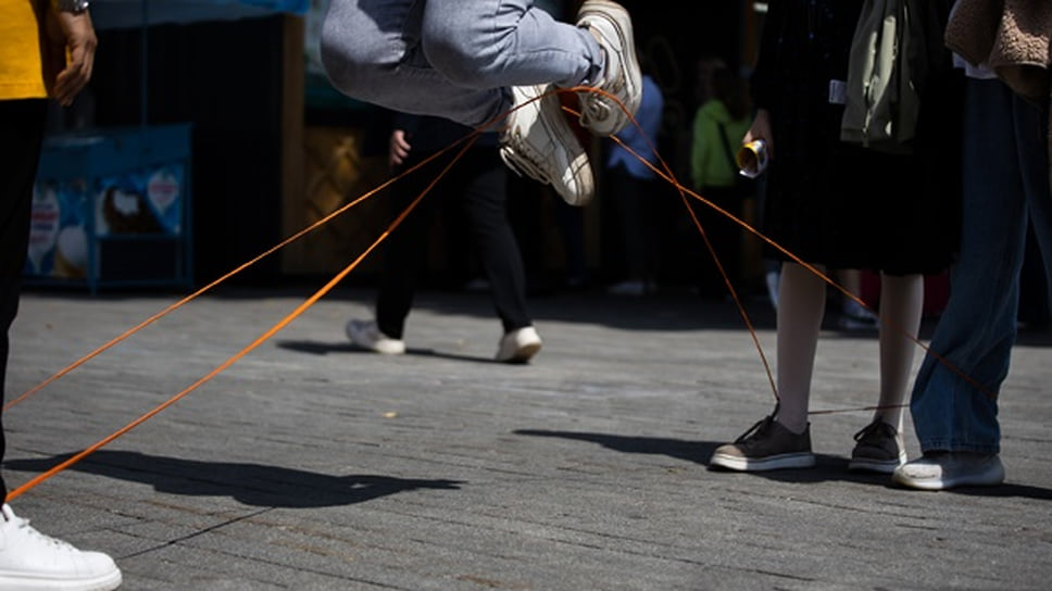 Девочка, прыгающая через резиночку