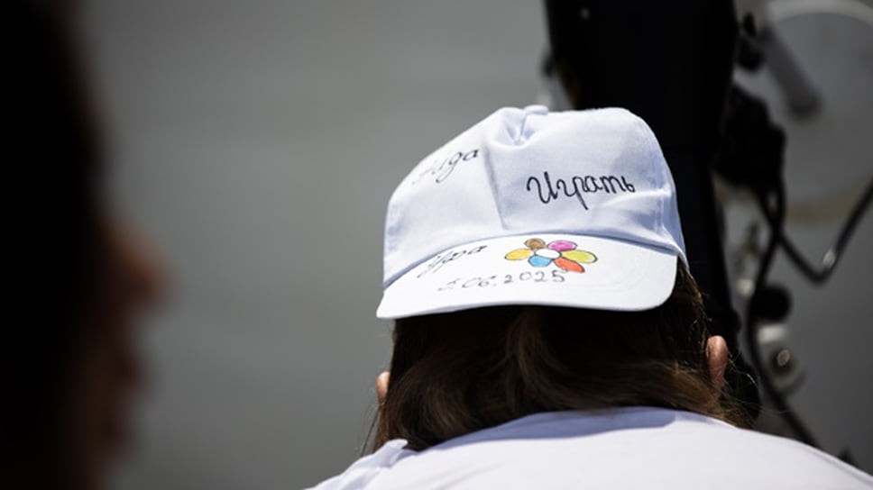 Участник фестиваля в фирменной кепке