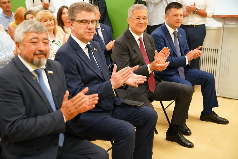 На открытие центра пришли председатель уфимского горсовета Марат Васимов, председатель Минского городского исполнительного комитета Владимир Кухарев, глава Башкирии Радий Хабиров и сити-менеджер Уфы Ратмир Мавлиев