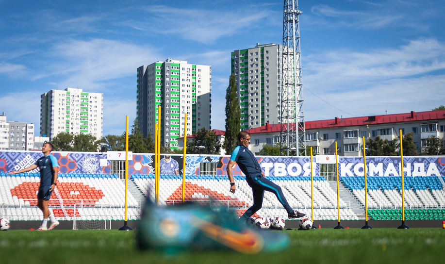 Главный тренер ФК «Уфа» Омари Тетрадзе обращается с мячом