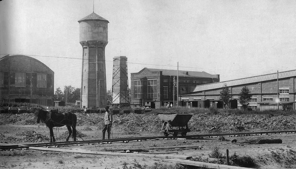 Точка отсчета истории предприятия — 17 июля 1925 г. В этот день Совет Труда и Обороны СССР принял решение о строительстве на базе ремонтных мастерских бывшего «Русского Рено» в Рыбинске завода авиационных моторов