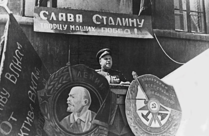 Выступление директора завода Василия Баландина на митинге в честь награждения орденом Красного Знамени. В годы Великой Отечественной войны Государственный союзный ордена Ленина завод № 26 (в наши дни — ОДК-УМПО) выпустил более 51 тыс. моторов М-105 и его модификаций и ВК-107А для истребителей и бомбардировщиков