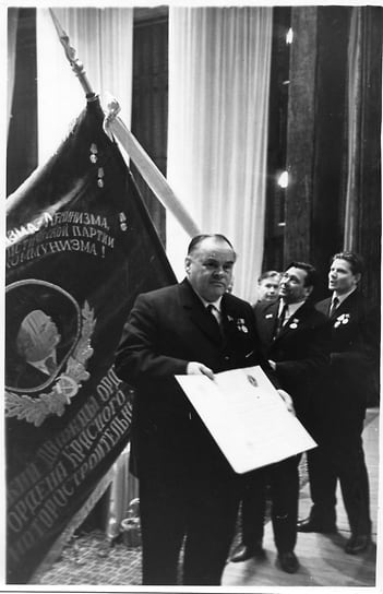 За успехи в освоении новой техники в 1971 году завод был награжден орденом Ленина. В 1978 году предприятие получило новое имя — Уфимское моторостроительное производственное объединение, а коротко — УМПО