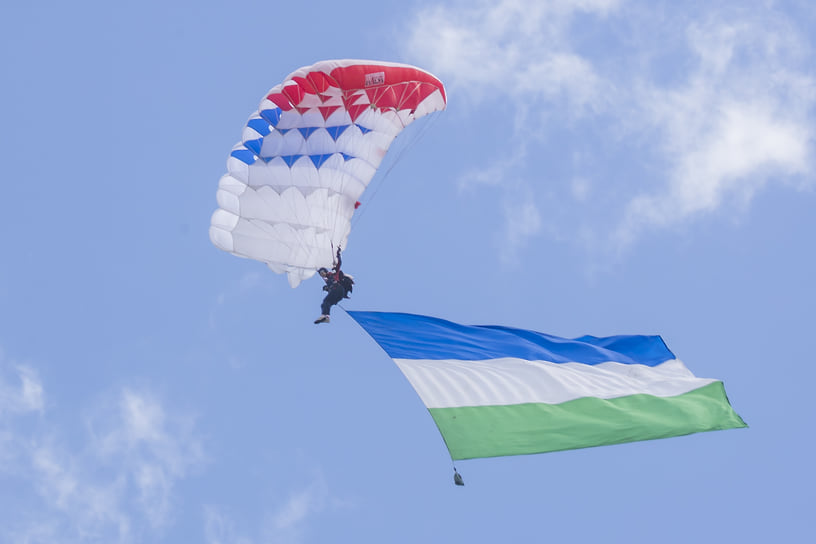 С небес на землю. Парашютист с полотном в цветах флага Башкирии