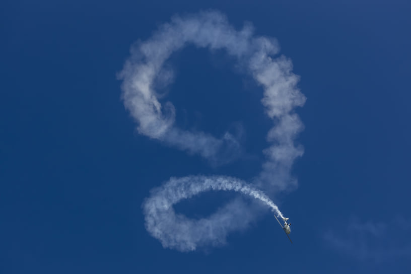 Пилоты демонстрируют удивительные пируэты в воздухе