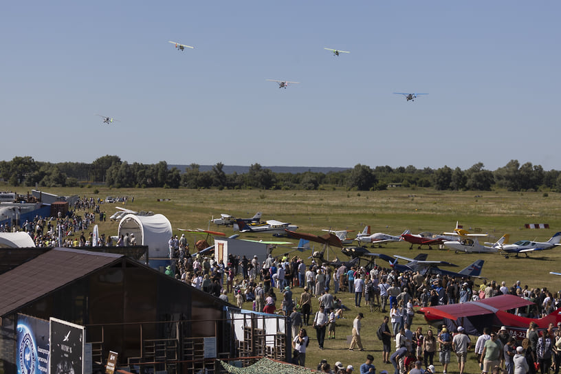 Сотни зрителей смотрят на авиашоу