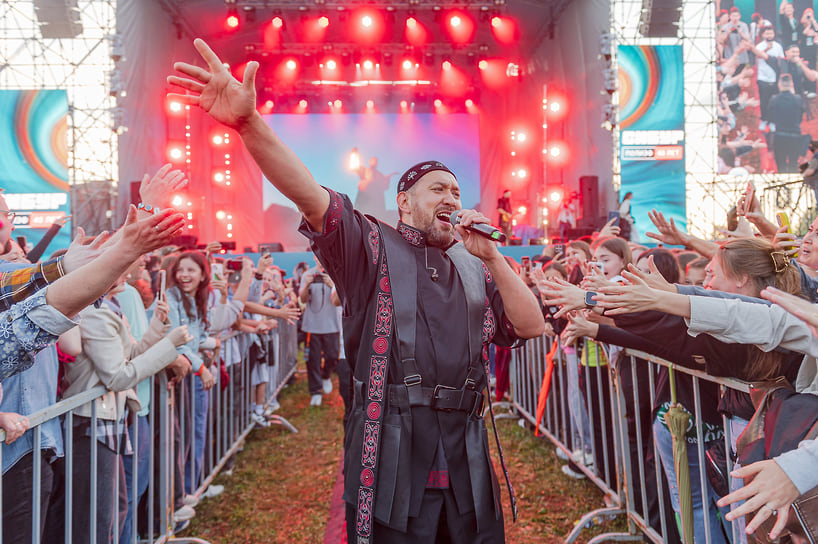 Также был праздничный концерт. На фото: один из участников группы Ay Yola Ринат Рамазанов