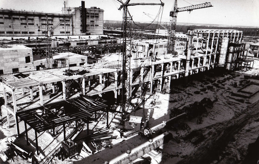 Со временем появлялись очертания будущего ведущего химического завода страны