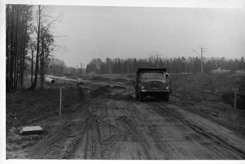 К предприятию вела проселочная дорога