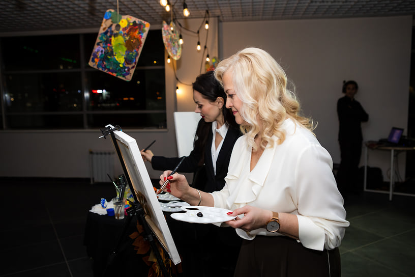 Гости вечера могли оставить свой след на полотне в честь Уфы