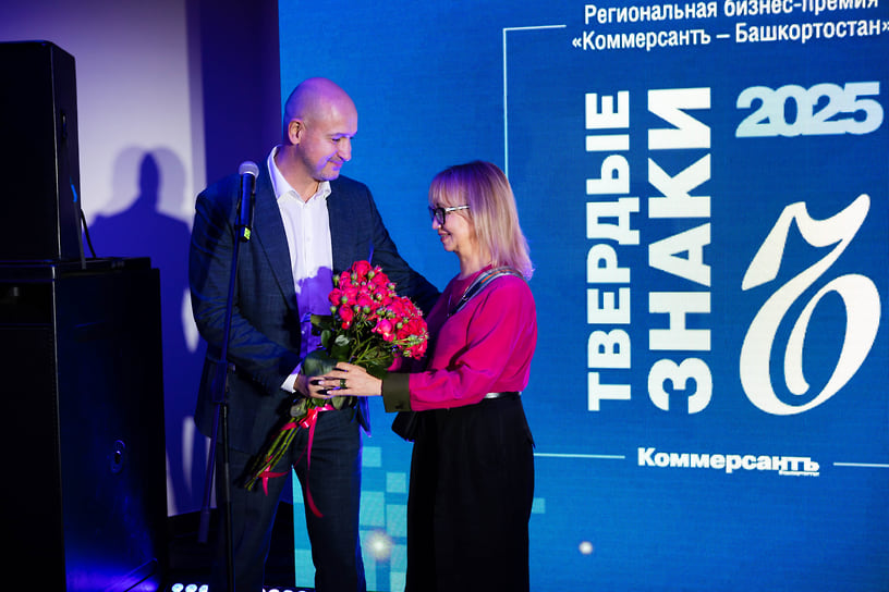 Руководитель Агентства по печати и СМИ Башкирии Максим Ульчев воспользовался моментом, чтобы поздравить с юбилеем главного редактора газеты «Республика Башкортостан» Гузель Набиеву