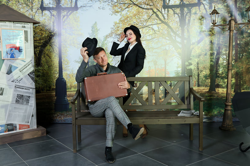 На входе гостей вечера ждала тематическая фотозона. На фото: Артур Исхаков (ПСК-6) и художник Евгения Сковарт 