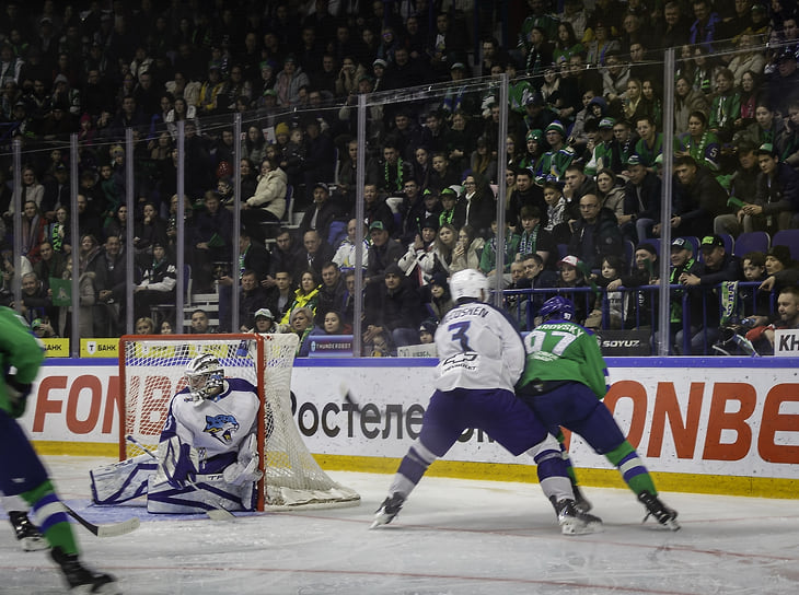 До конца первого периода «Салават Юлаев» отыграл одну шайбу
