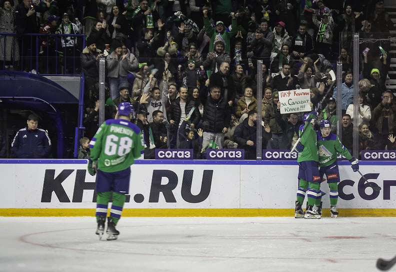 Первые два гола в сезоне забил Шелдон Ремпал (крайний справа), также отличился Артем Пименов (слева, №68)