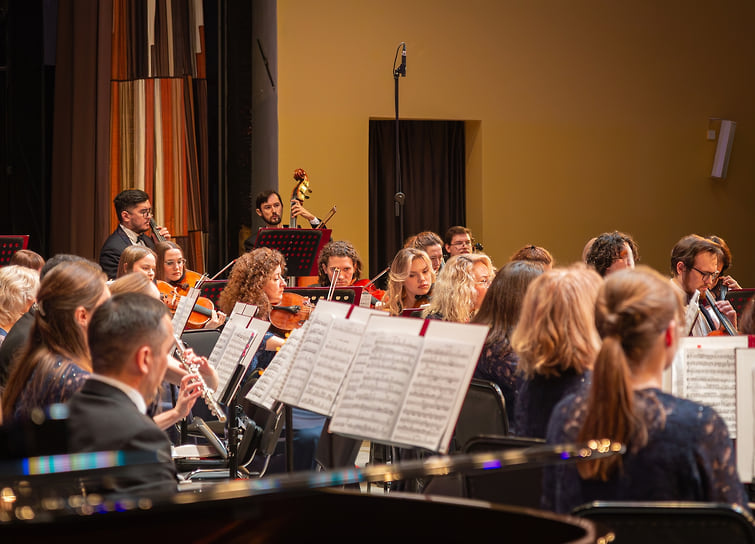 Действие балета «Гаянэ» советского композитора Арама Хачатуряна происходит в горном колхозе Армении: остросюжетная постановка с разоблачением шпиона советскими колхозниками и историей любви чабана и дочери председателя колхоза известна, прежде всего, партитурой композитора — «широким симфоническим развитием с использованием лейтмотивов, ярким национальным колоритом, темпераментом и красочностью», как говорится в анонсе концертного зала «Башкортостан»