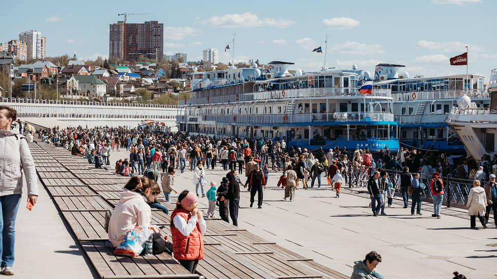 В мае в Уфу впервые за много лет прибыли три трехпалубных теплохода: «Северная сказка», «Александр Бенуа» и «Николай Некрасов», а также четырехпалубный «Александр Пушкин»