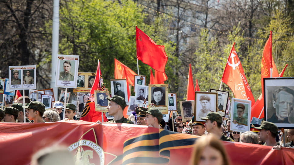 Участники «Бессмертного полка» по традиции несли в руках фотографии своих родных, участвовавших в Великой Отечественной войне