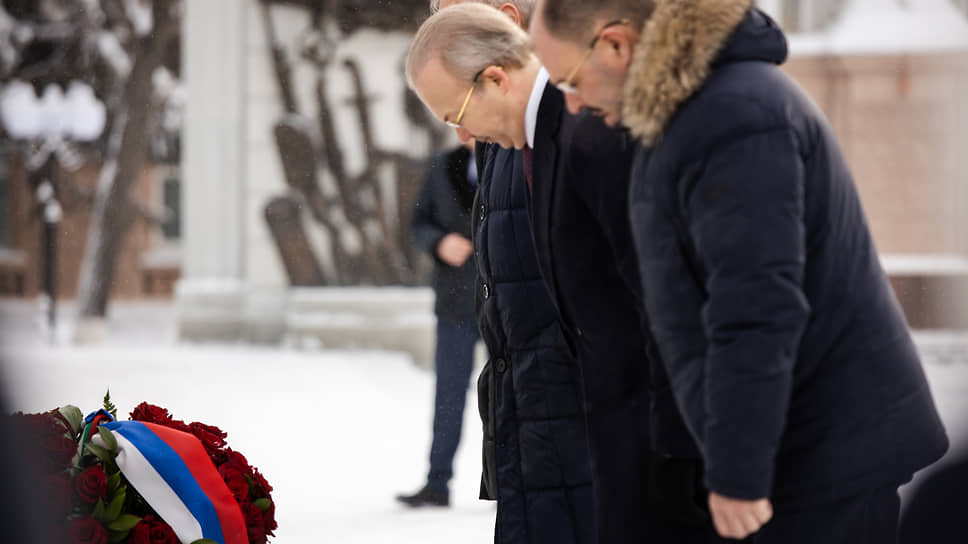 На Советской площади в Уфе 23 февраля прошла церемония возложения цветов к памятнику генерал-майору Минигали Шаймуратову. В мероприятии приняли участие представители власти, глава Башкирии Радий Хабиров, ветераны Вооруженных сил, мобилизованные участники СВО