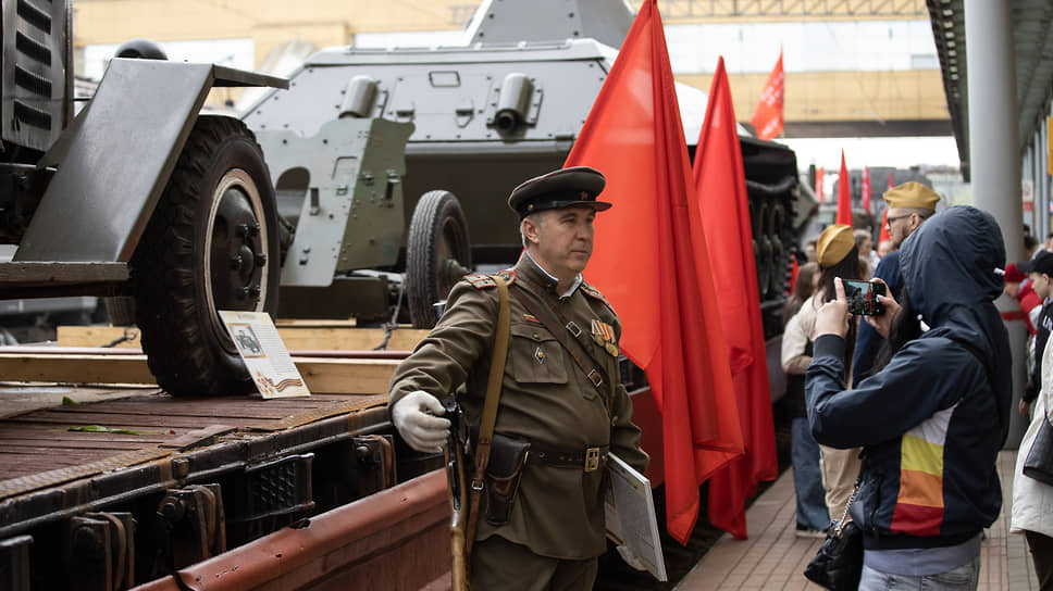 В составе помимо паровоза «Лебедянка» были шесть платформ с военной техникой времен Великой отечественной войны