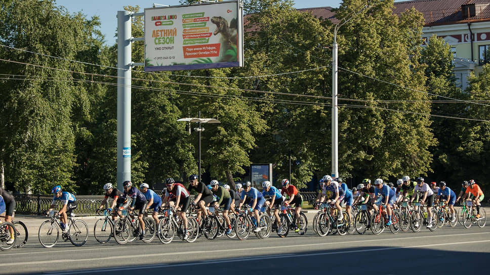 Тысячи велосипедистов проехали по главной транспортной артерии города