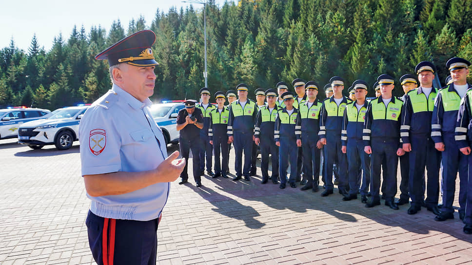 Александр Прядко передает новые служебные автомобили личному составу МВД по Башкирии