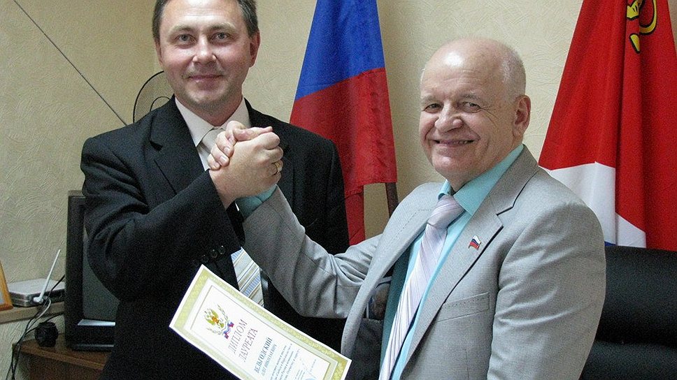На выборах мэра Владивостока 8 сентября Виктор Черепков (справа) померяется силами со своим бывшим сторонником, а ныне кандидатом от КПРФ Олегом Вельгодским (слева)