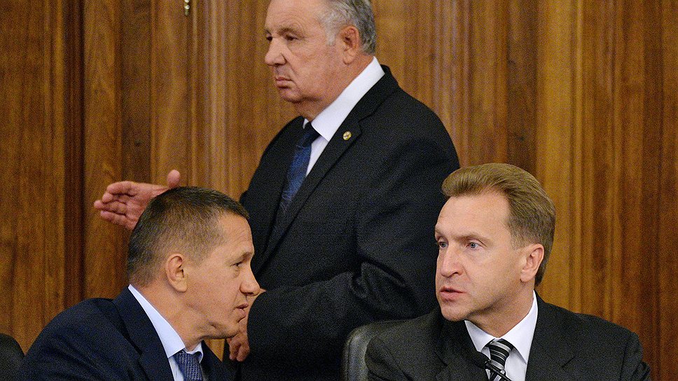 Виктор Ишаев (стоит) сдал полномочия Юрию Трутневу (слева), который также снимет ответственность за Дальний Восток с первого вицепремьера Игоря Шувалова