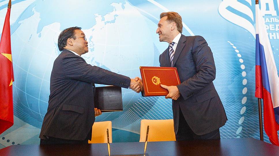 Первый заместитель председателя правительства РФ Игорь Шувалов (справа) и вице-премьер Вьетнама Хоанг Чунг Хай подготовили встречу на высшем уровне, которая состоится в Москве в конце 2014 года