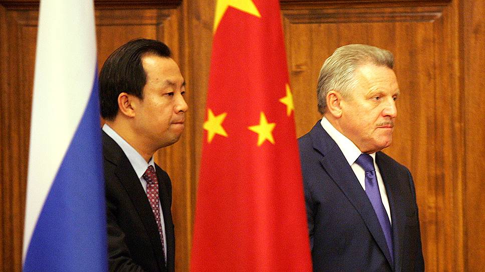 Губернатор Лу Хао (слева) намекнул Вячеславу Шпорту (справа) 
на слабость фундамента для совместных проектов
