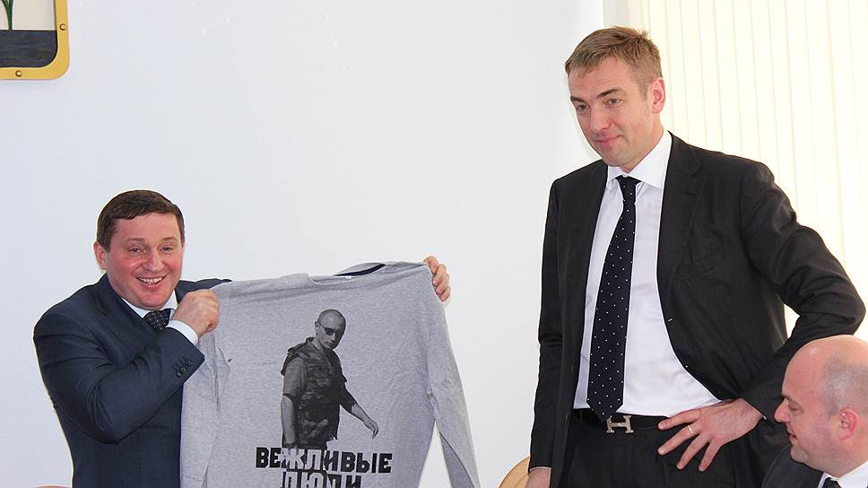 Виктор Евтухов (справа) отметил, что в развитии легкой промышленности 
на стороне героя России Андрея Бочарова даже геополитические факторы